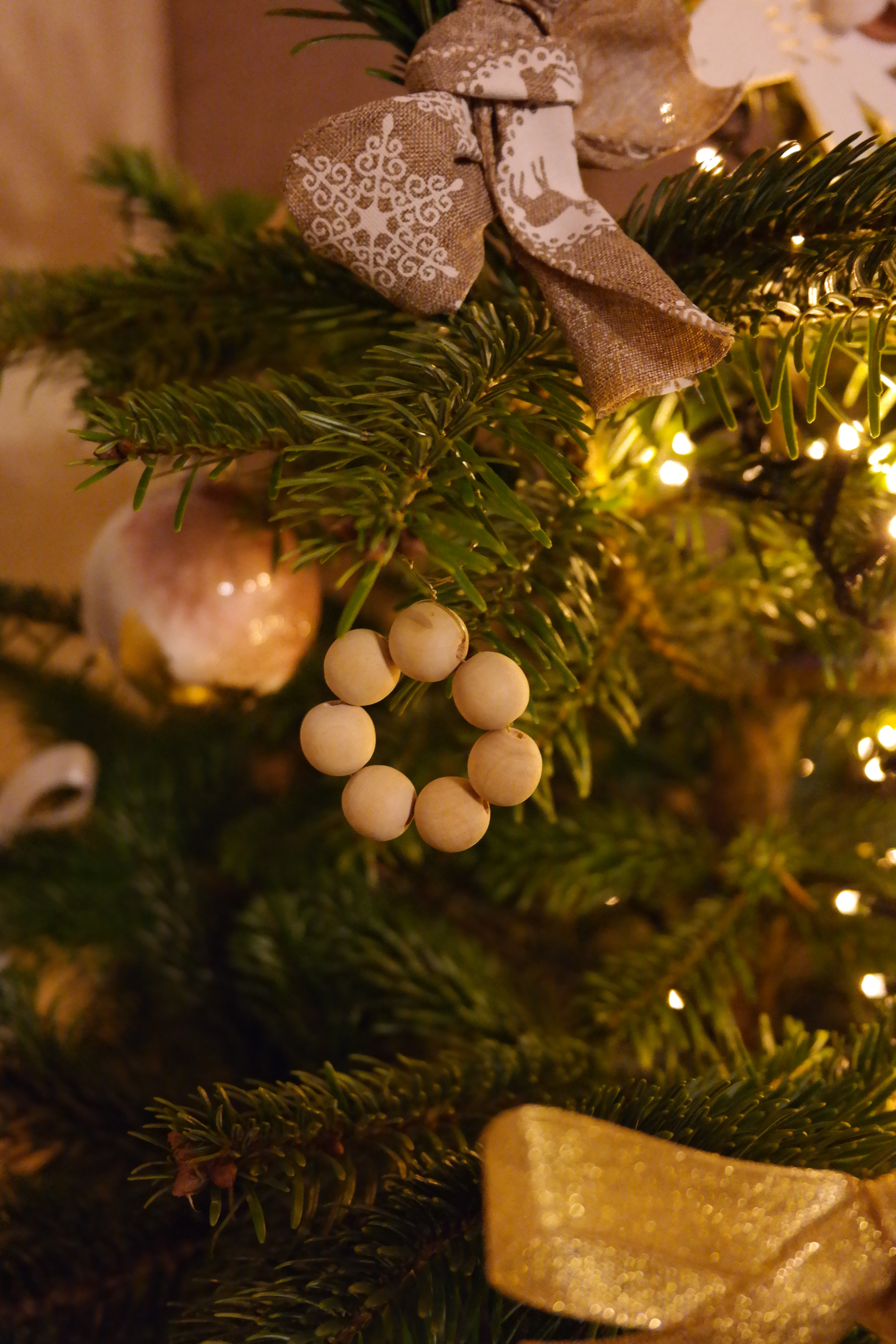 diy-suspension-noel-perles-bois-christmas-ornament